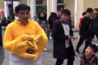 吃瓜反被女友求婚,反被女友浪漫求婚，甜蜜反转引网友热议