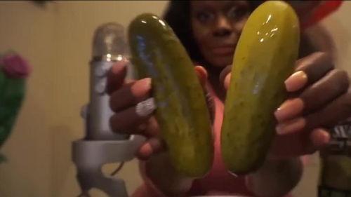 黑人大妈吃瓜,揭秘街头美食传奇